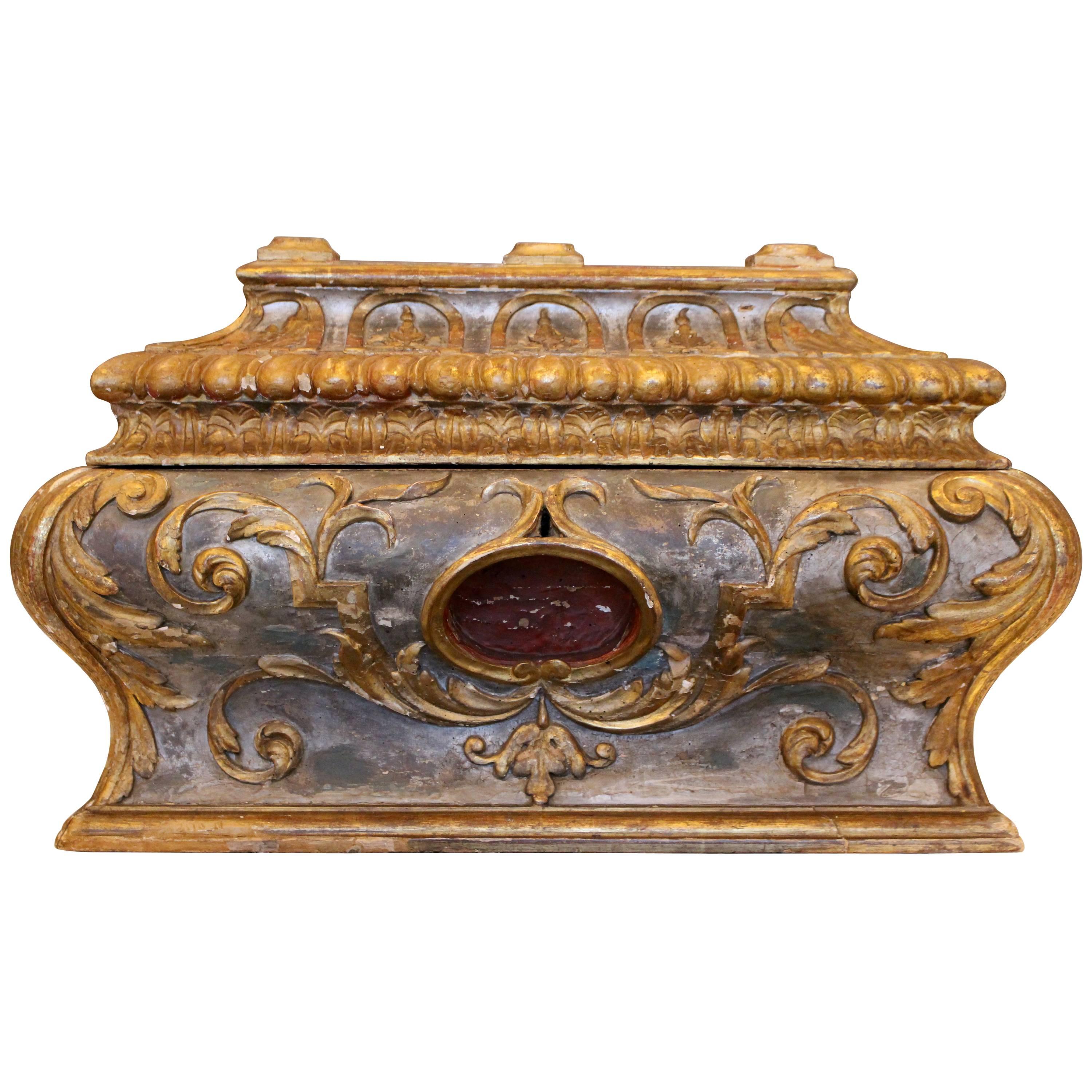 Coffre italien du 18ème siècle en bois sculpté en forme de sarcophage avec reliquaire