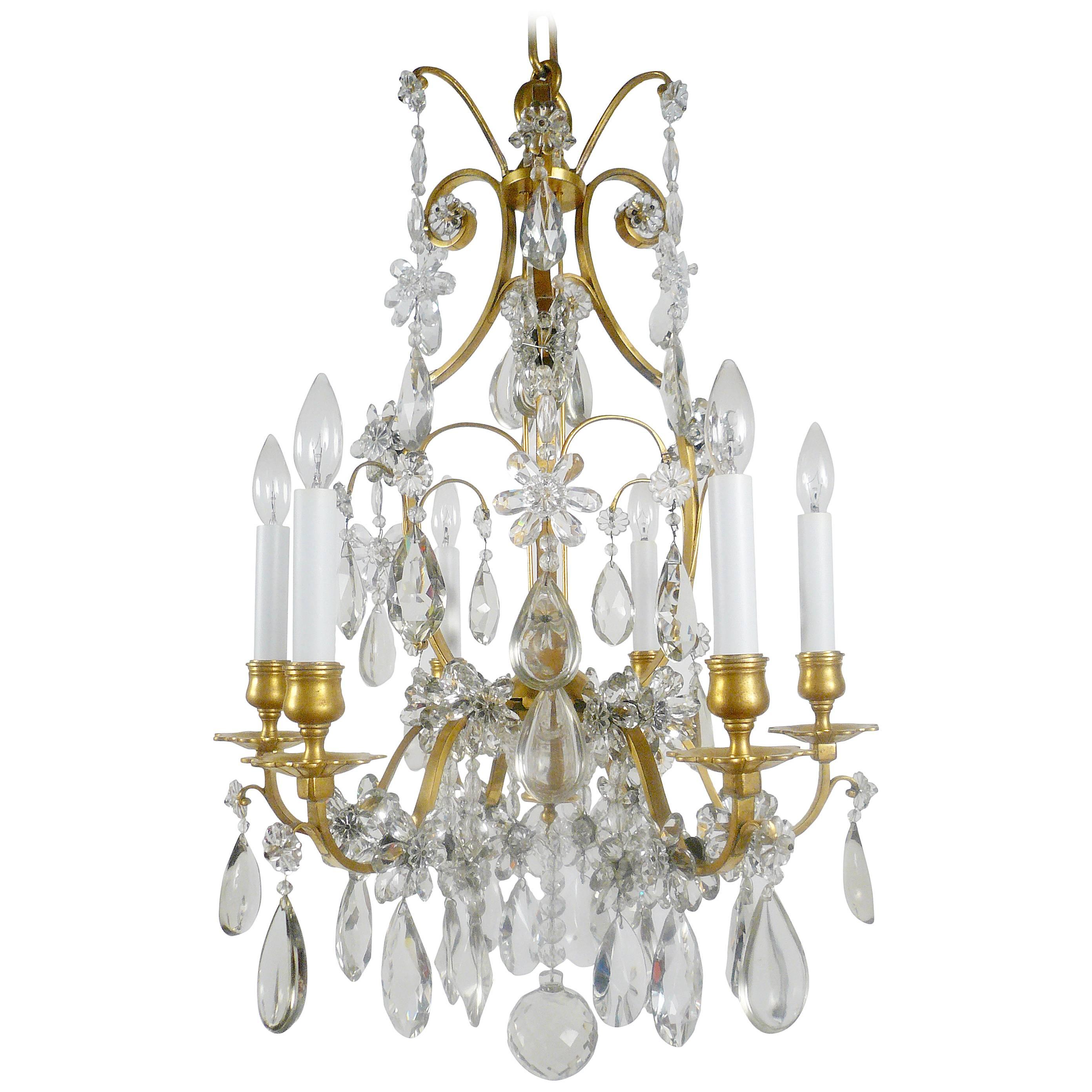 Lustre à six lumières de style Louis XVI en bronze doré et cristal en vente