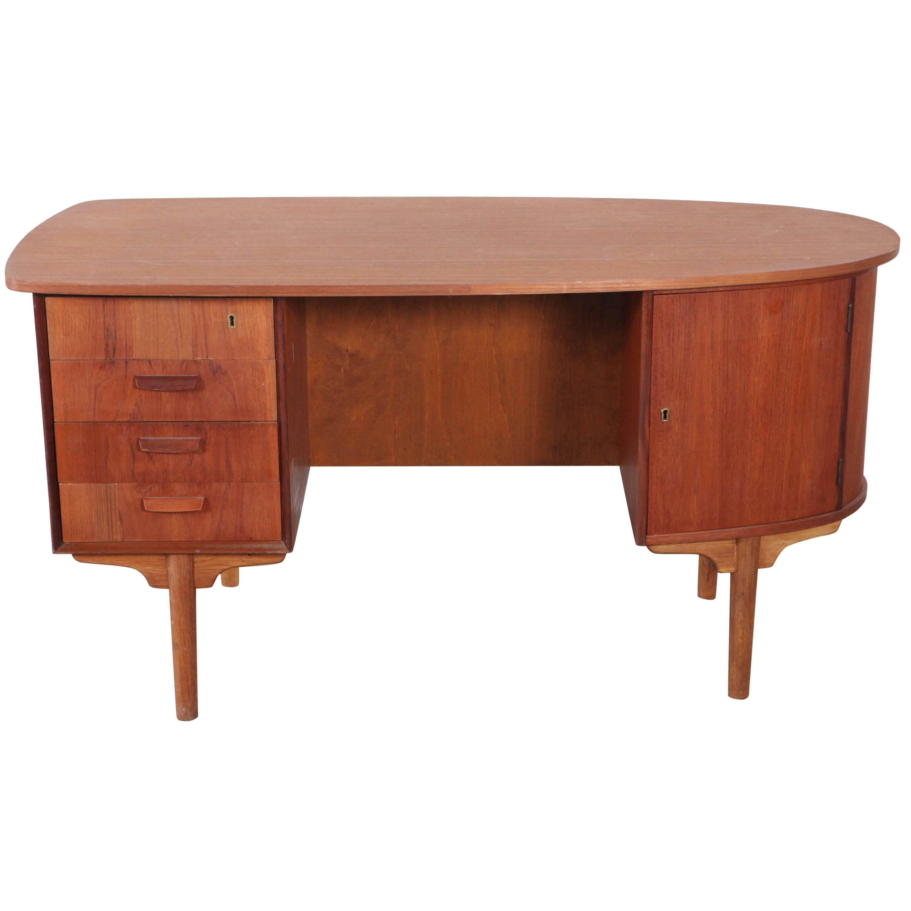 Curved "Journalist" Desk with Open Back Display Shelf