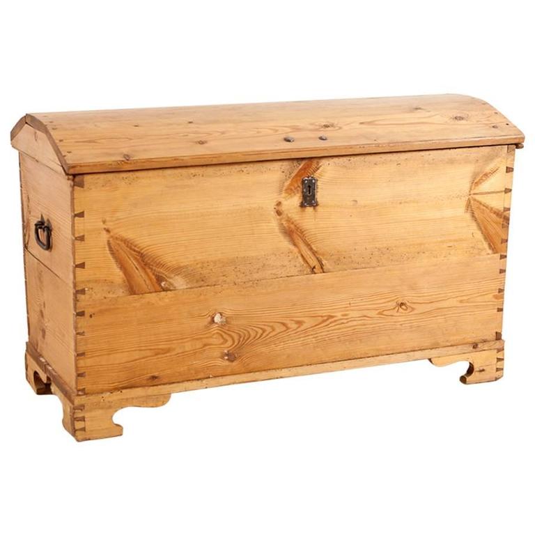 Large Blanket Chest or Trunk in Pine, circa 1800 For Sale at 1stdibs