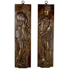 plaques de Barbedienne en bronze bas-relief du 19e siècle représentant des jeunes filles:: paire d'après Goujon