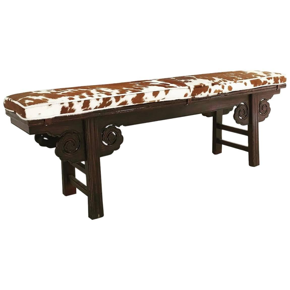 Banc chinois vintage avec sculpture à double face et coussin en cuir de vache brésilien