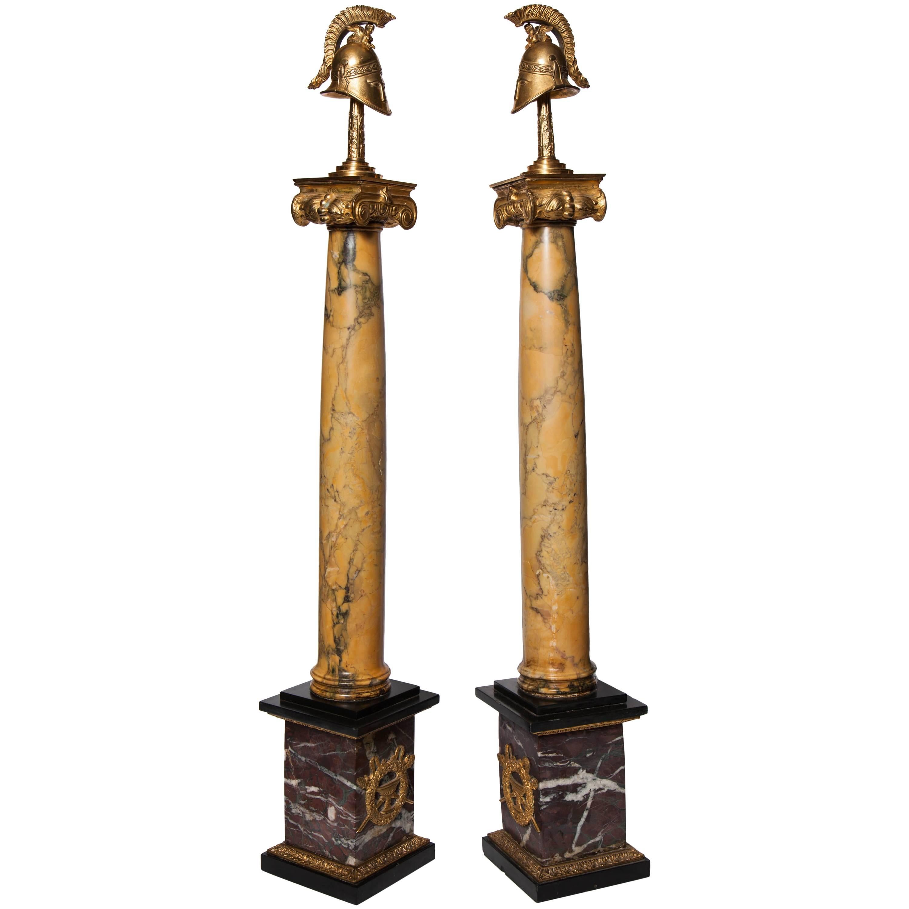 Ein feines Paar antiker russischer Siena-Marmor- und Jaspis-Medaillon-Militär-Obelisken