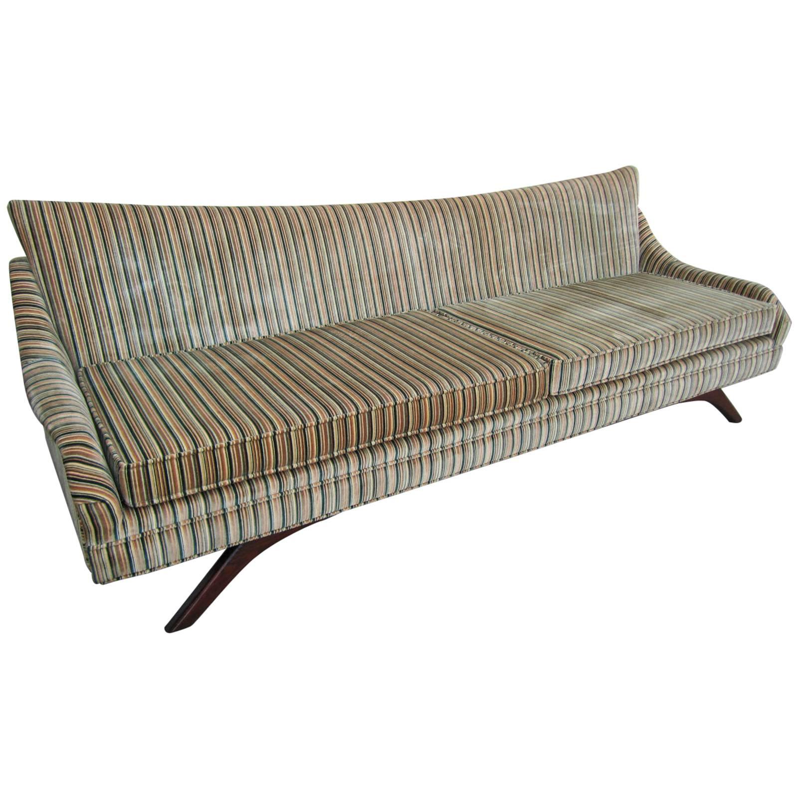 Atemberaubendes Sofa mit gespreizten Beinen aus Nussbaumholz, Mid-Century Modern im Angebot