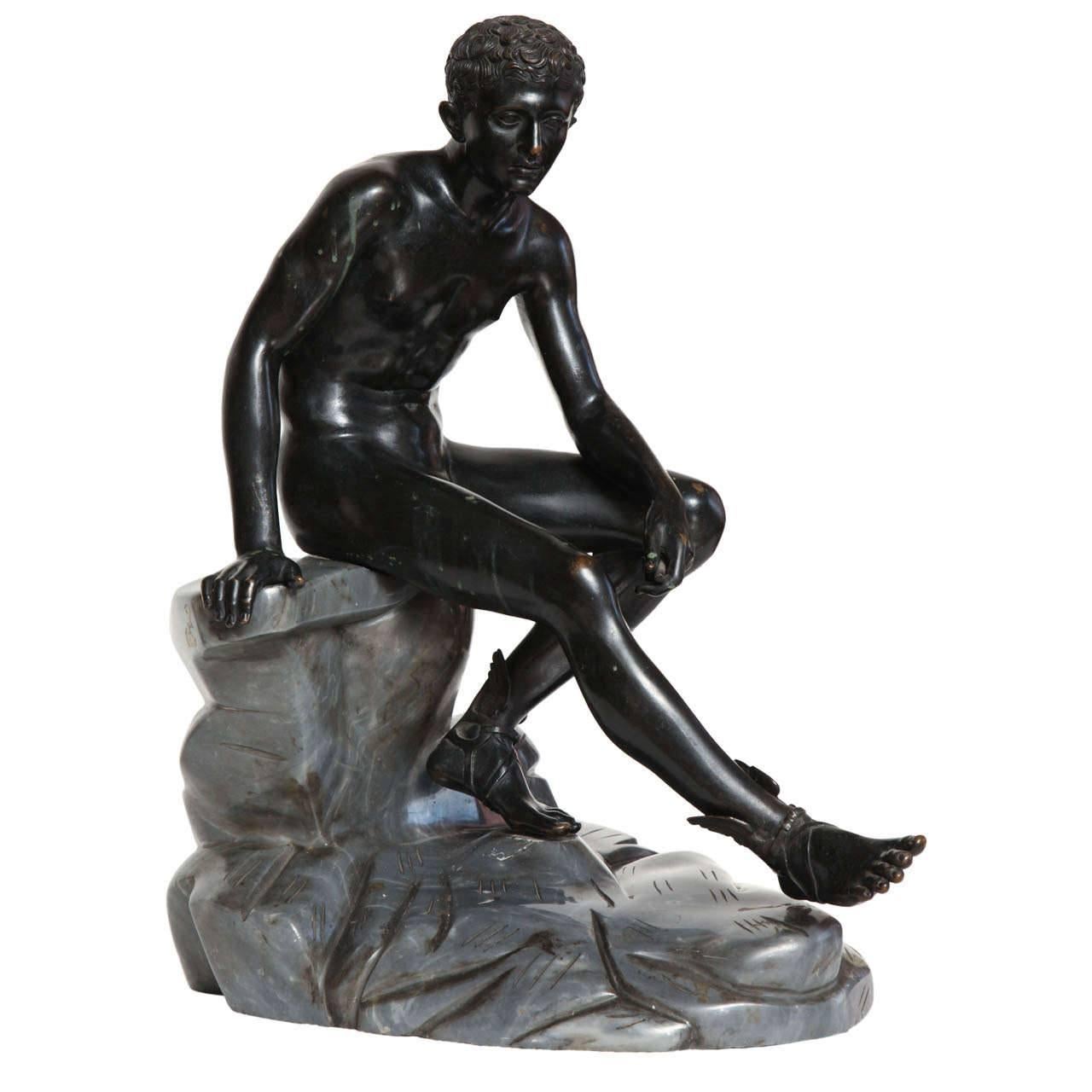 Grand bronze du 19ème siècle représentant un mercuré assis sur une base en marbre