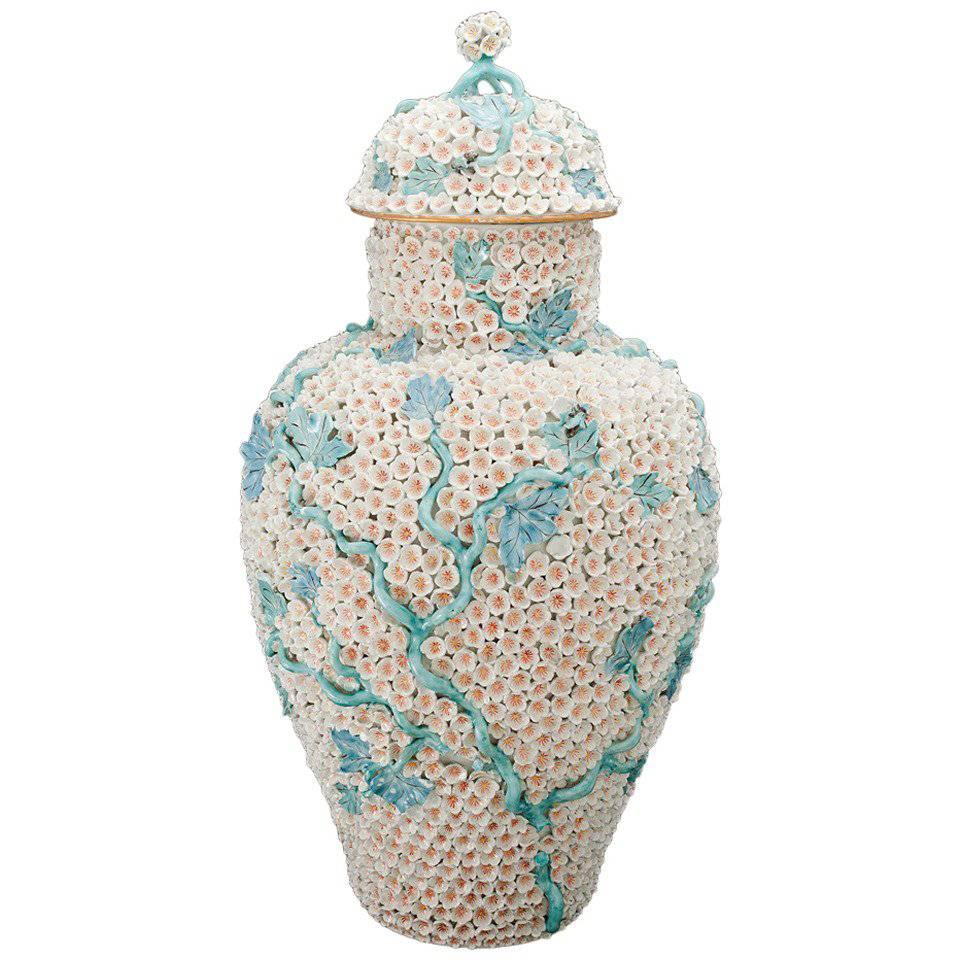Large Meissen "Schneeballen" 'Snowball' Vase with Cover