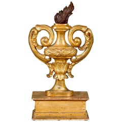 Pot italien en bois doré avec fragment de Feu sur socle