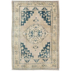 Tapis turc vintage Oushak dans les couleurs bleu et crème