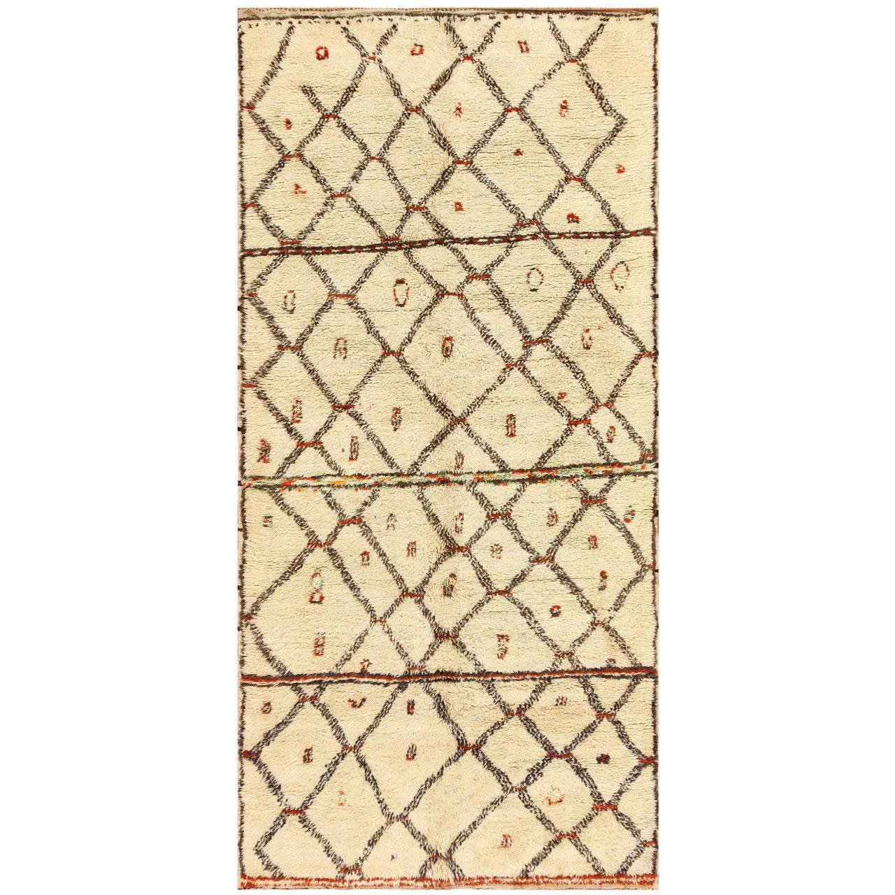 Ivory Vintage Moroccan Rug. Size: 5 ft 8 in x 12 ft For Sale