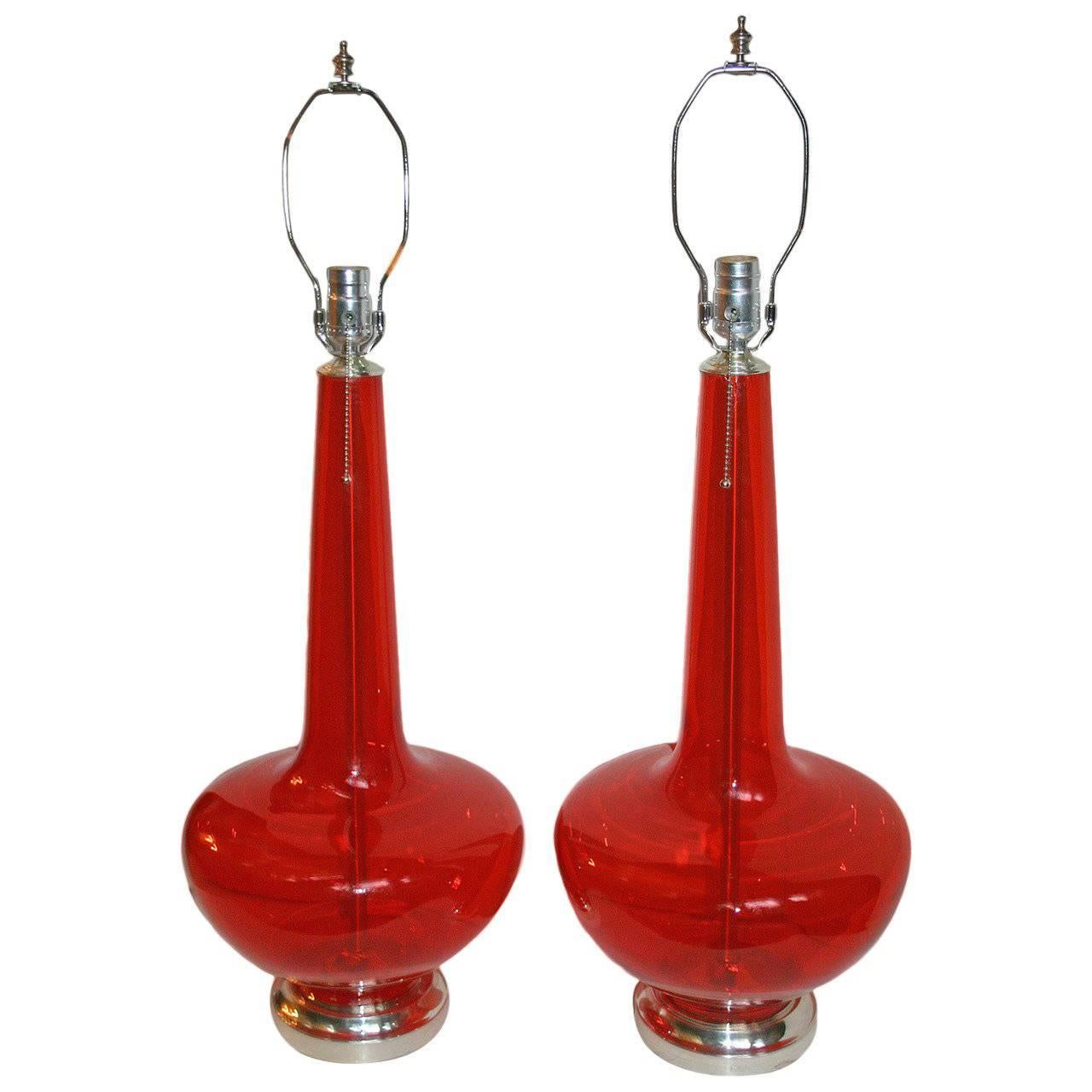 Paire de lampes de bureau modernes en verre rouge en vente