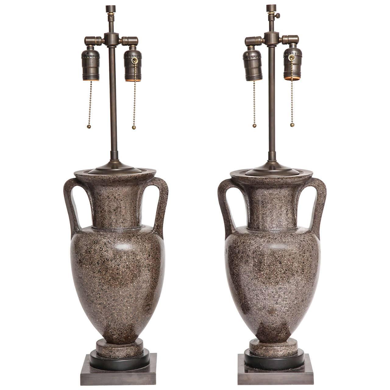 Paire d'urnes en porphyre Grand Tour italiennes transformées en lampes, début des années 1800
