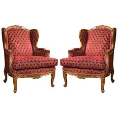 Coppia di sedie Wingback Bergere francesi in stile Luigi XV finemente intagliate e lavorate