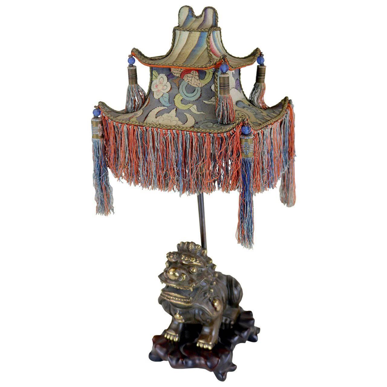 Rare 1920s Chinoiserie Table Lamp- Tasseled Pagoda Shade- Exotic Foo Dog Base For Sale
