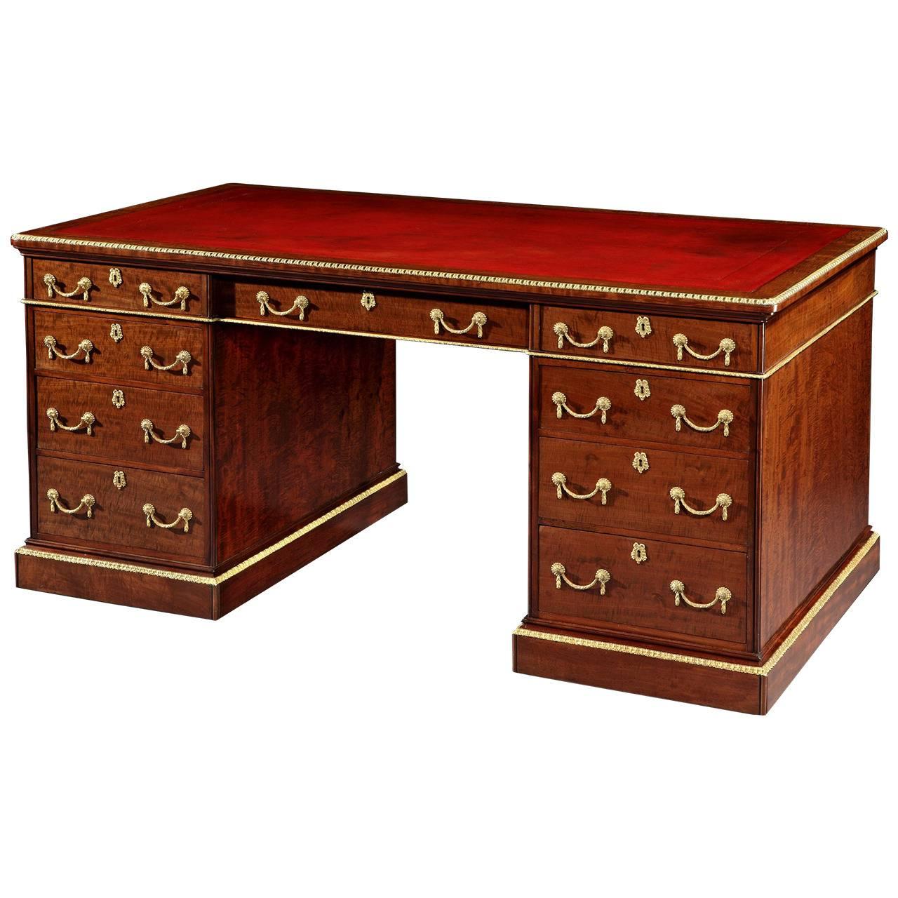 Englischer Partner-Schreibtisch aus Mahagoni und Goldbronze mit rotem Leder, 19. Jahrhundert