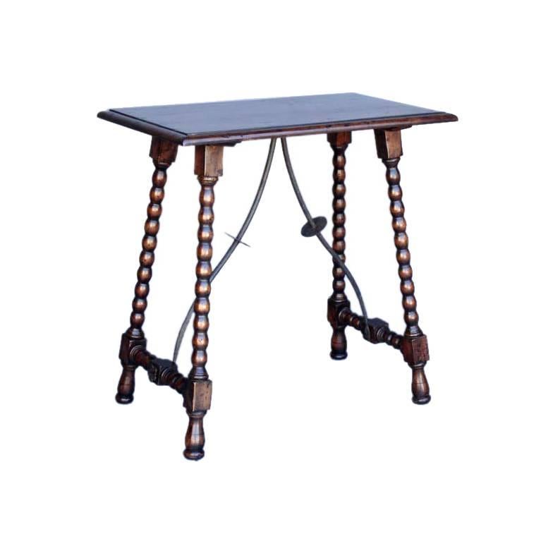 Table d'appoint personnalisée en bois avec supports en fer et pieds bobine tournés de Dos Gallos en vente