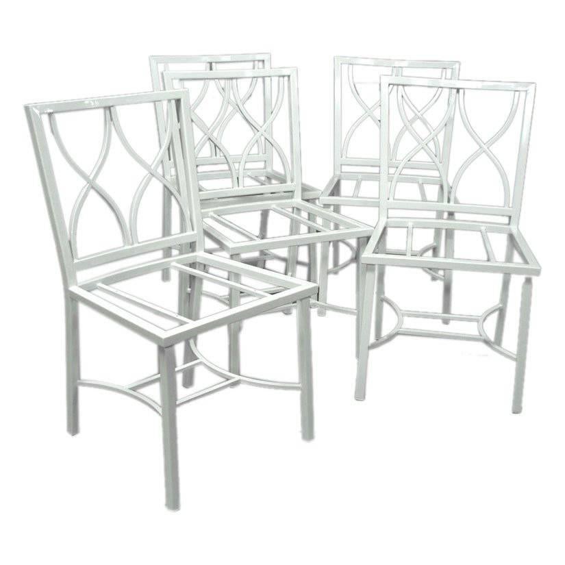 Acht-Licht-Set Set  Weiße Aluminiumstühle mit weißem Ozeano-Leinen im Angebot