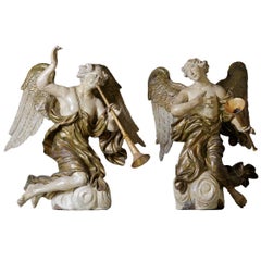 Paire d'anges anciens en bois sculpté et décoré de polychromes / Putti