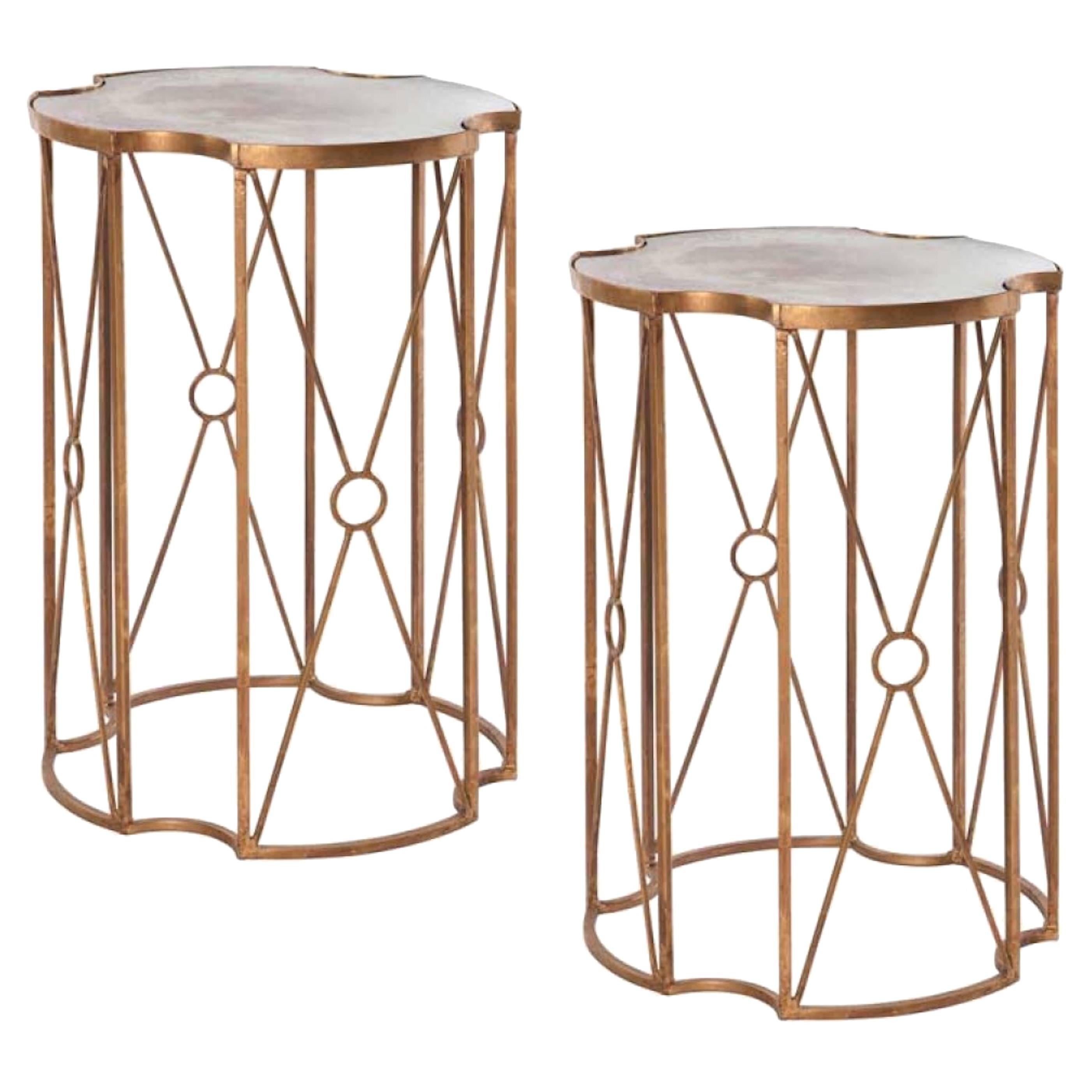 Deux tables à boissons en métal doré et miroir antique dans le style de Bagues.  