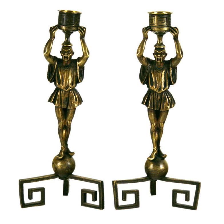 Paire de chandeliers fantaisistes figuratifs en bronze patiné