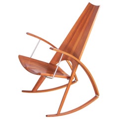 Chaise à bascule Studio de Leon Mayer en noyer massif