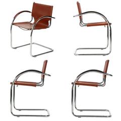Ensemble de quatre fauteuils cantilever de style Breuer en chrome et simili cuir