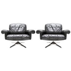 PAIR OF BLACK LEATHER DE SEDE CLUB Chairs