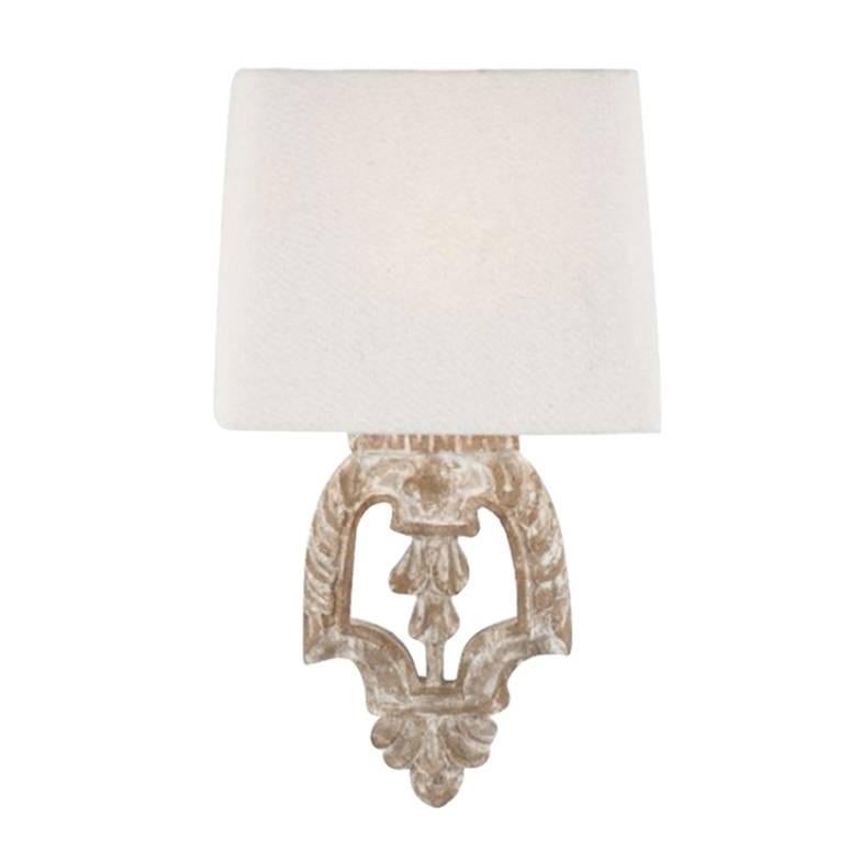 Conjunto de seis apliques de fragmentos de madera tallada de estilo italiano con pantalla de lino