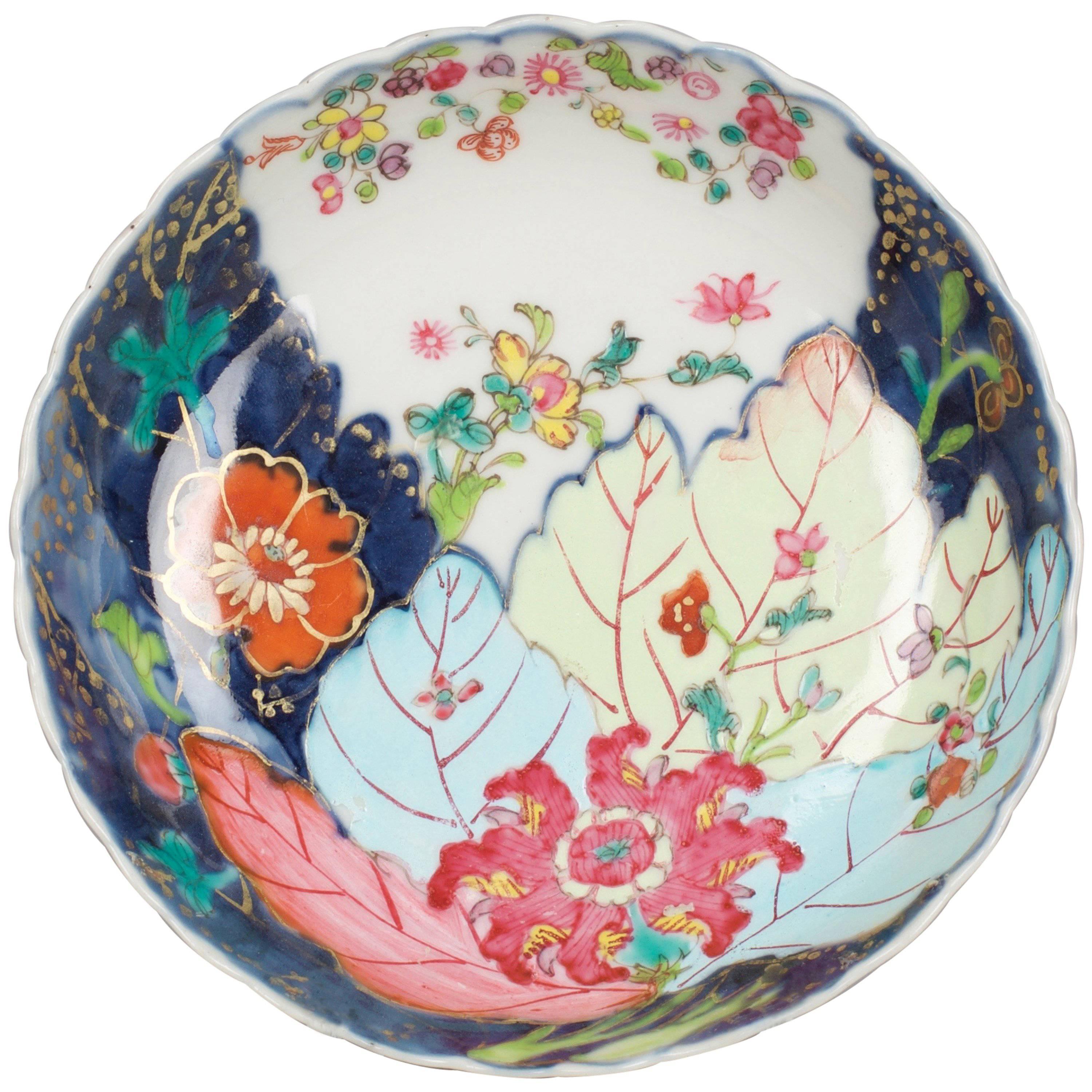 Small Chinese Porcelain Famille Rose Saucer with Tobacco Leaves, 18th Century For Sale