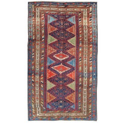 Kazak kurdo antiguo con motivos tribales y geométricos en azul, rojo y verde