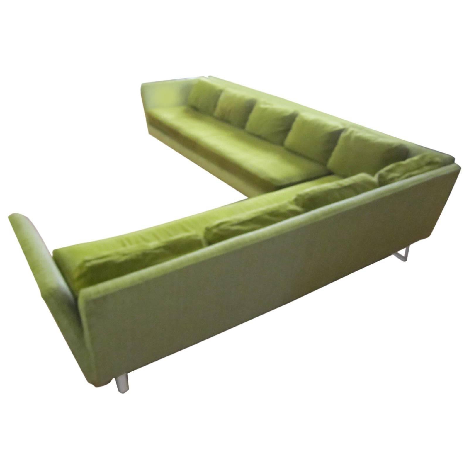 Raro Divano componibile a due pezzi con bracci aperti in stile Wormley Dunbar con gambe in lucite