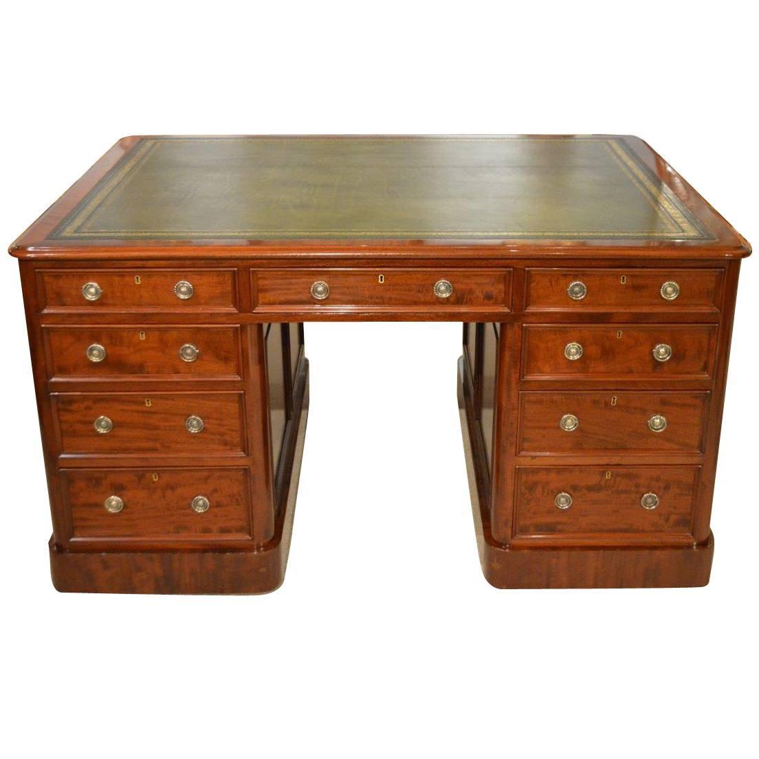 Beautiful Mahogany Victorian Period Antique Partners Desk For Sale at