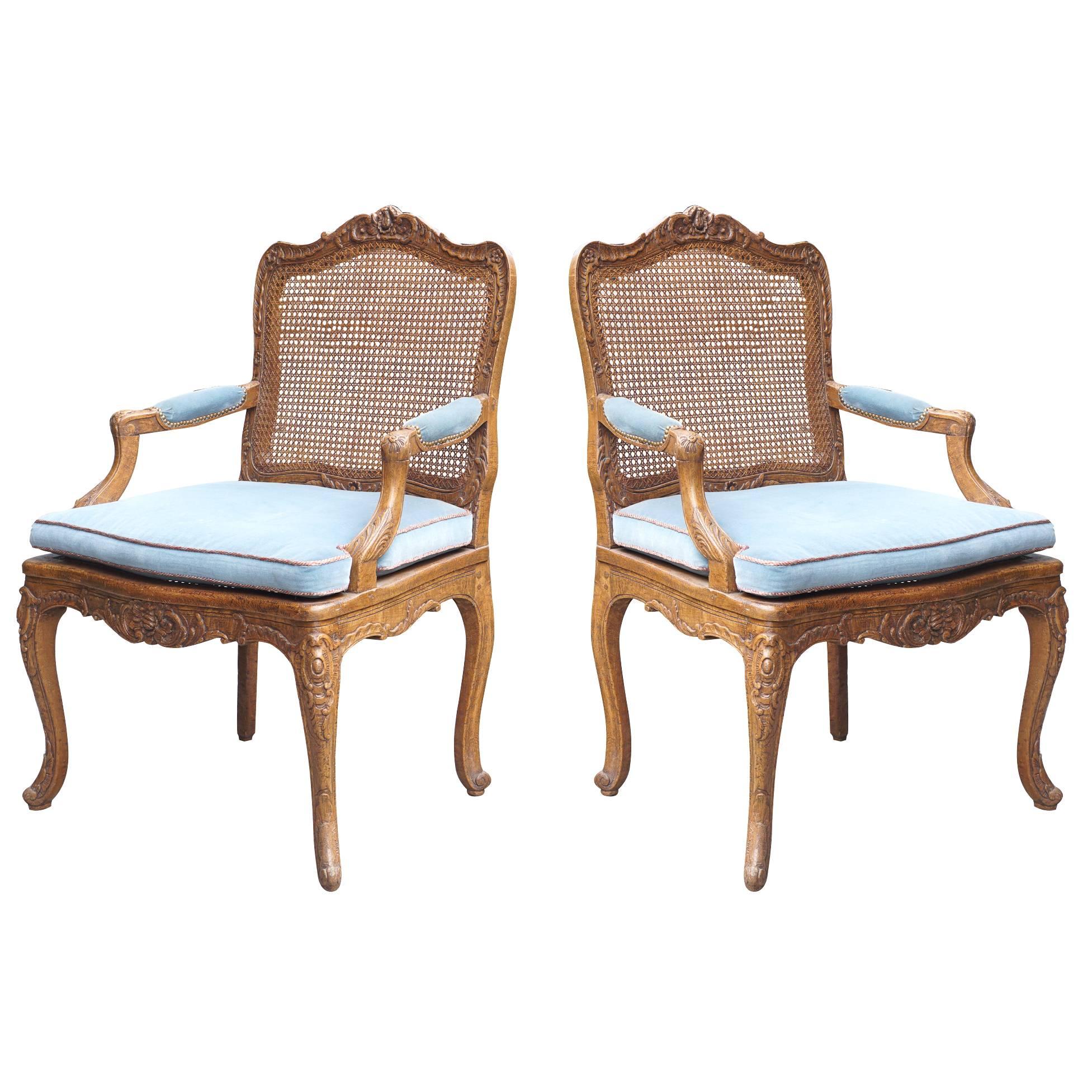 Paire de fauteuils de style Régence en chêne sculpté de la fin du XIXe et du début du XXe siècle