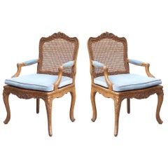Paire de fauteuils de style Régence en chêne sculpté de la fin du XIXe et du début du XXe siècle