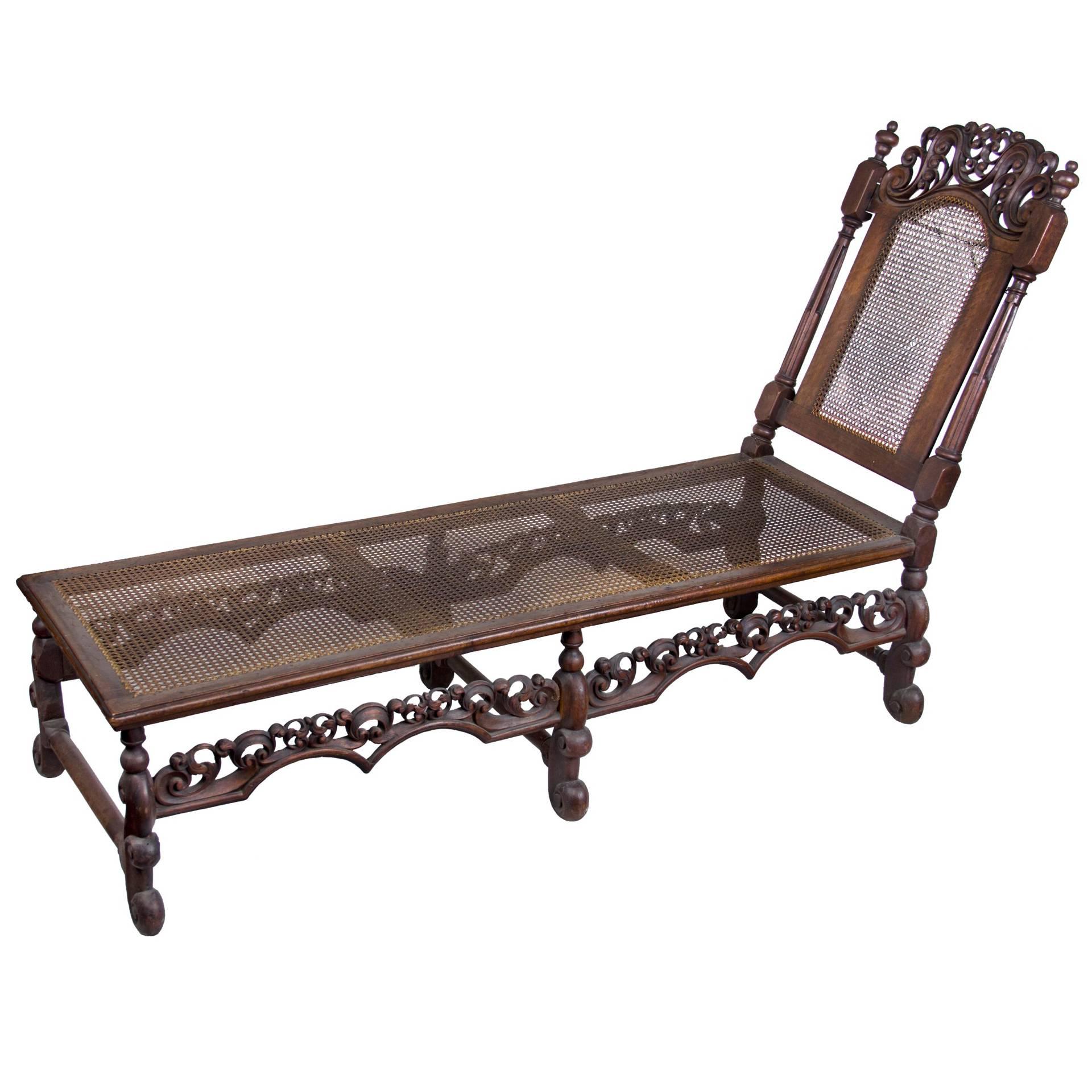 Rare Fine George I Walnut Daybed, Carved Crest and Stretchers, England For Sale