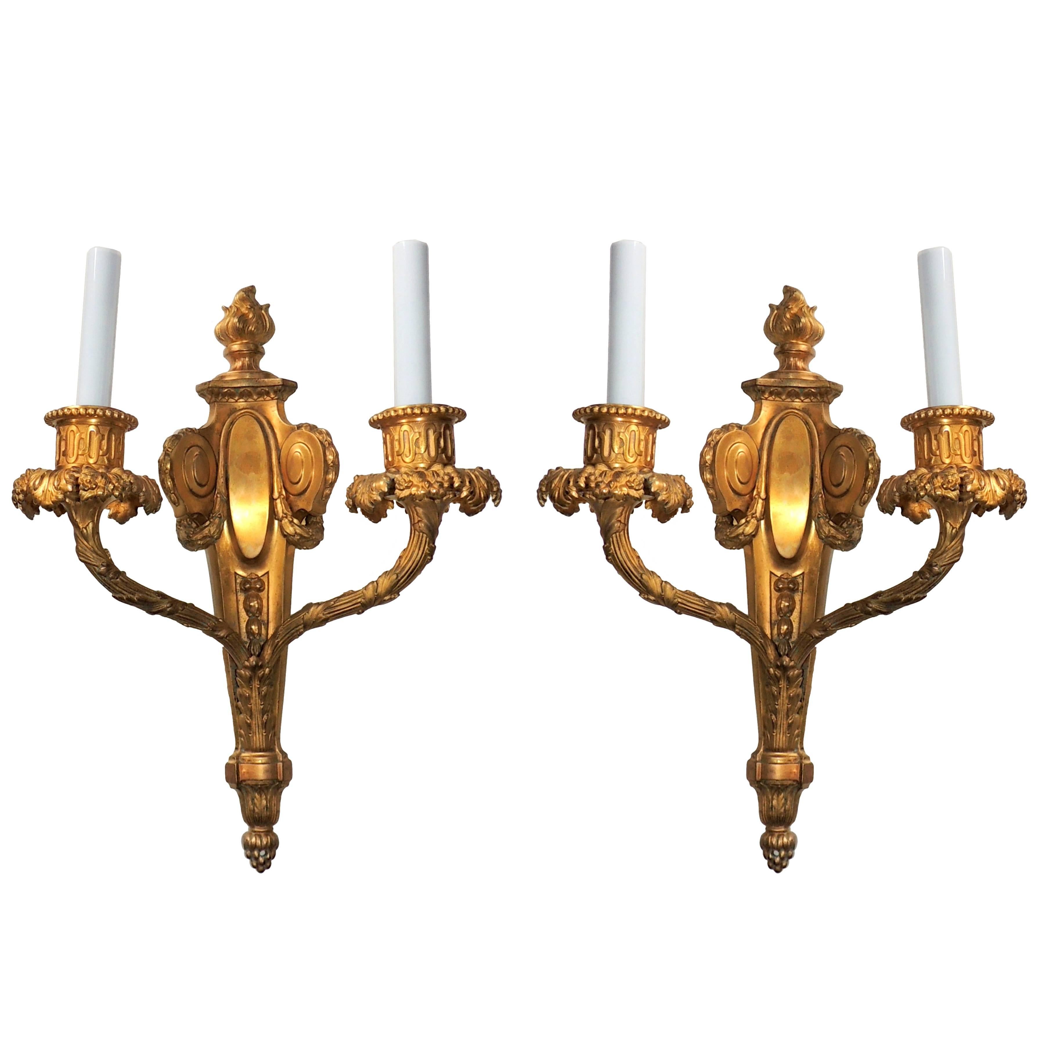 Exceptionnelle paire d'appliques néoclassiques françaises dorées en bronze avec plateau en forme de flamme en vente