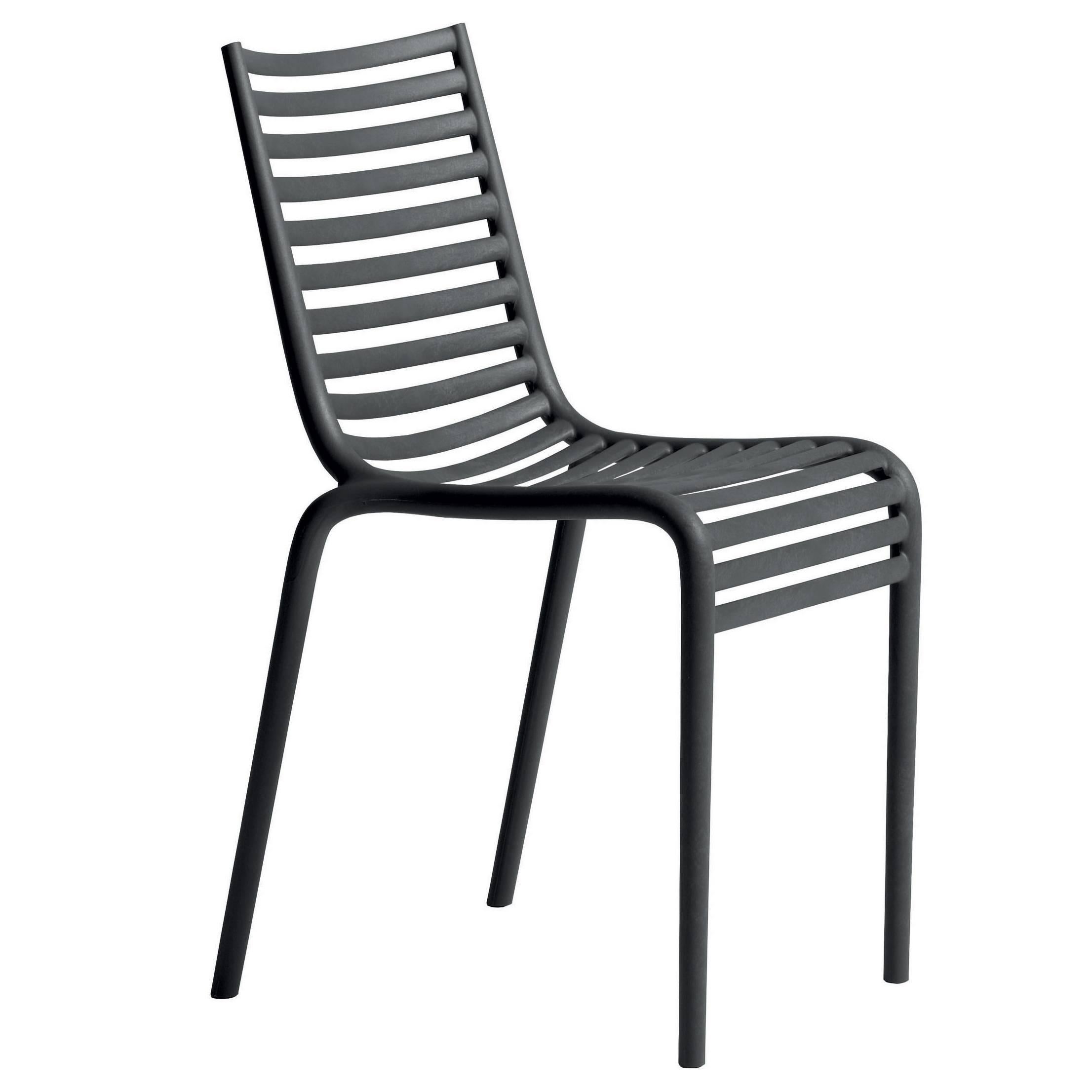 Chaise d'extérieur empilable « PIP-e » conçue par Philippe Starck pour Driade