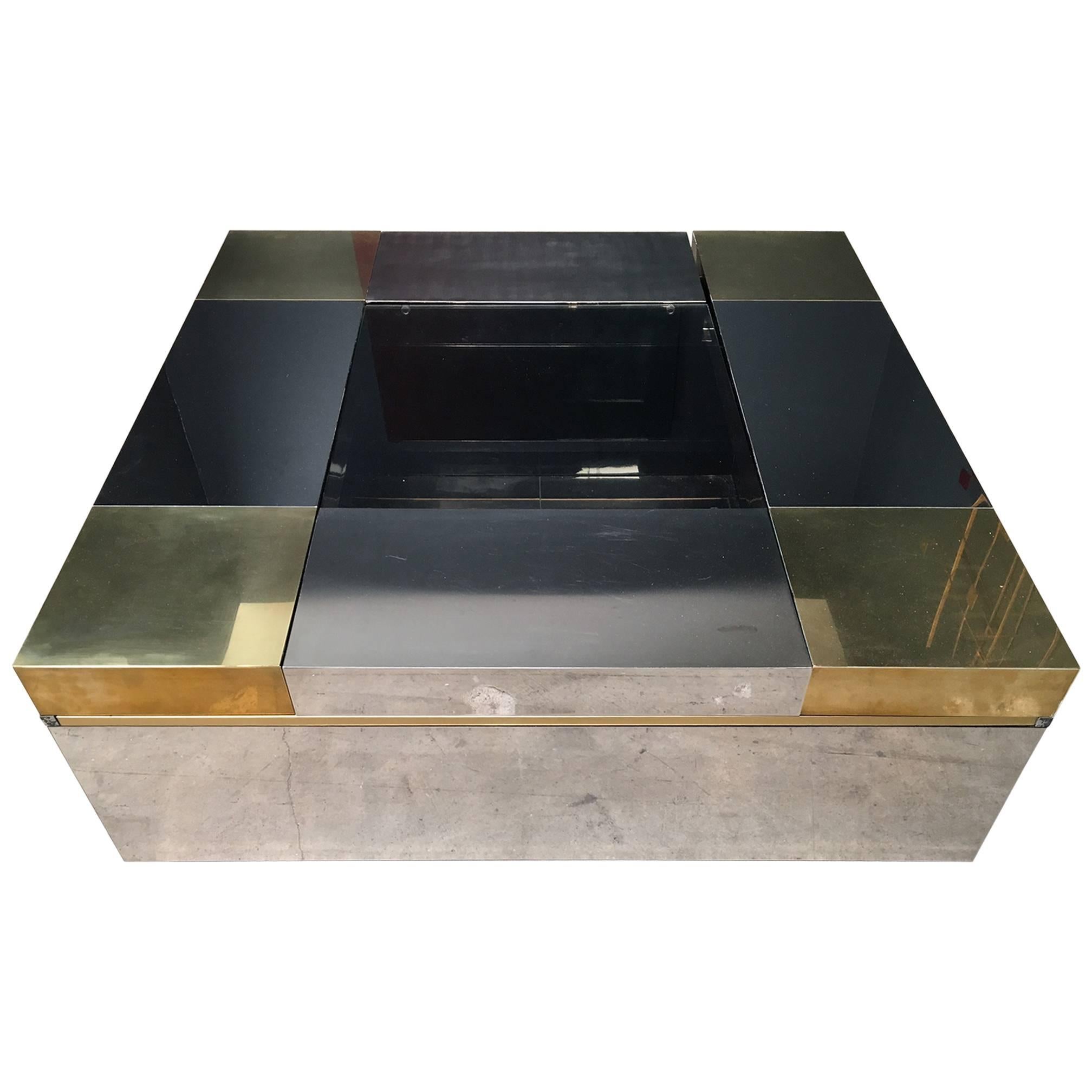 An Italian coffee table with moveable compartments. For Sale