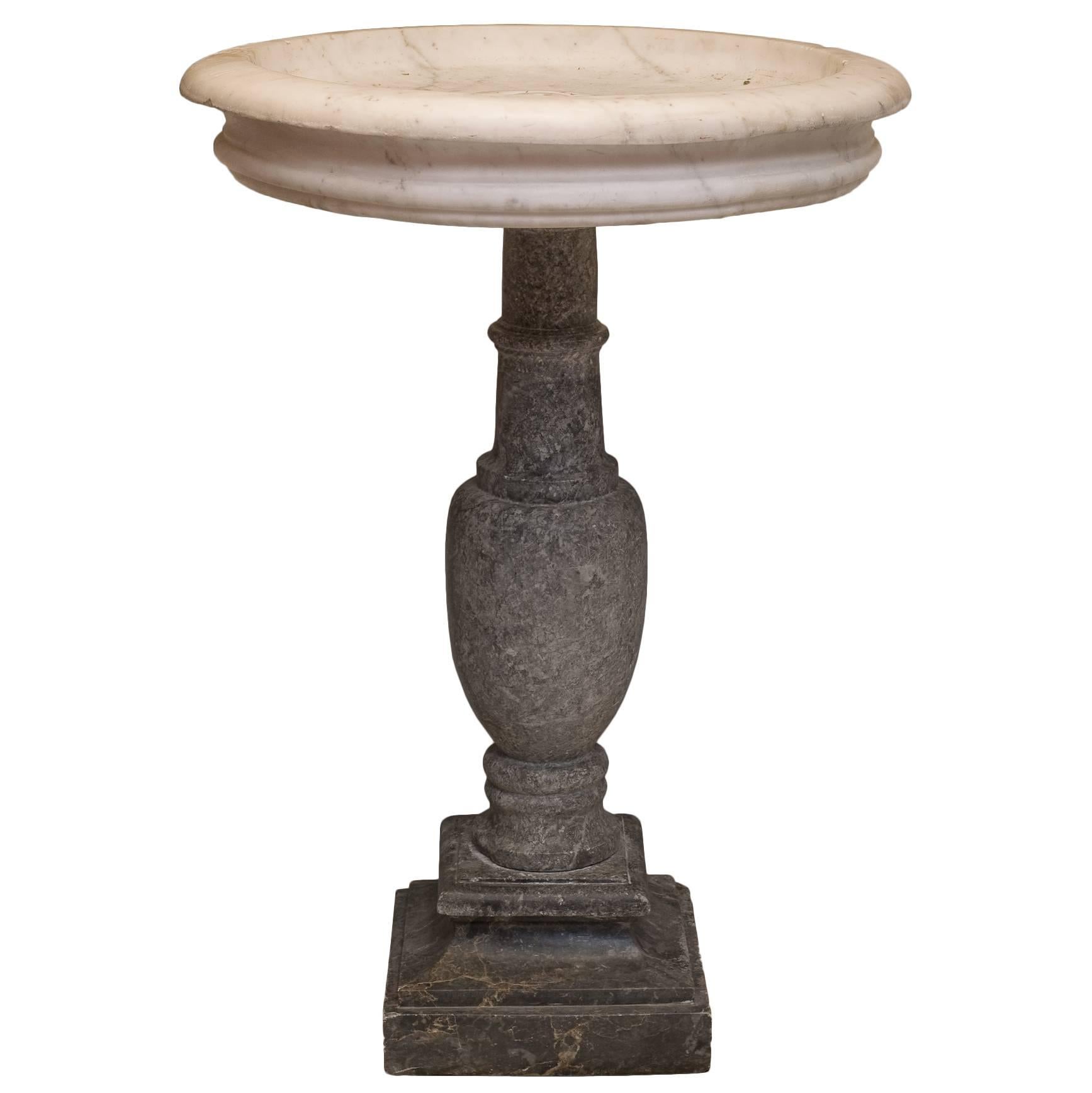 White and Grey Marble Fountaine, Late 17th Century For Sale