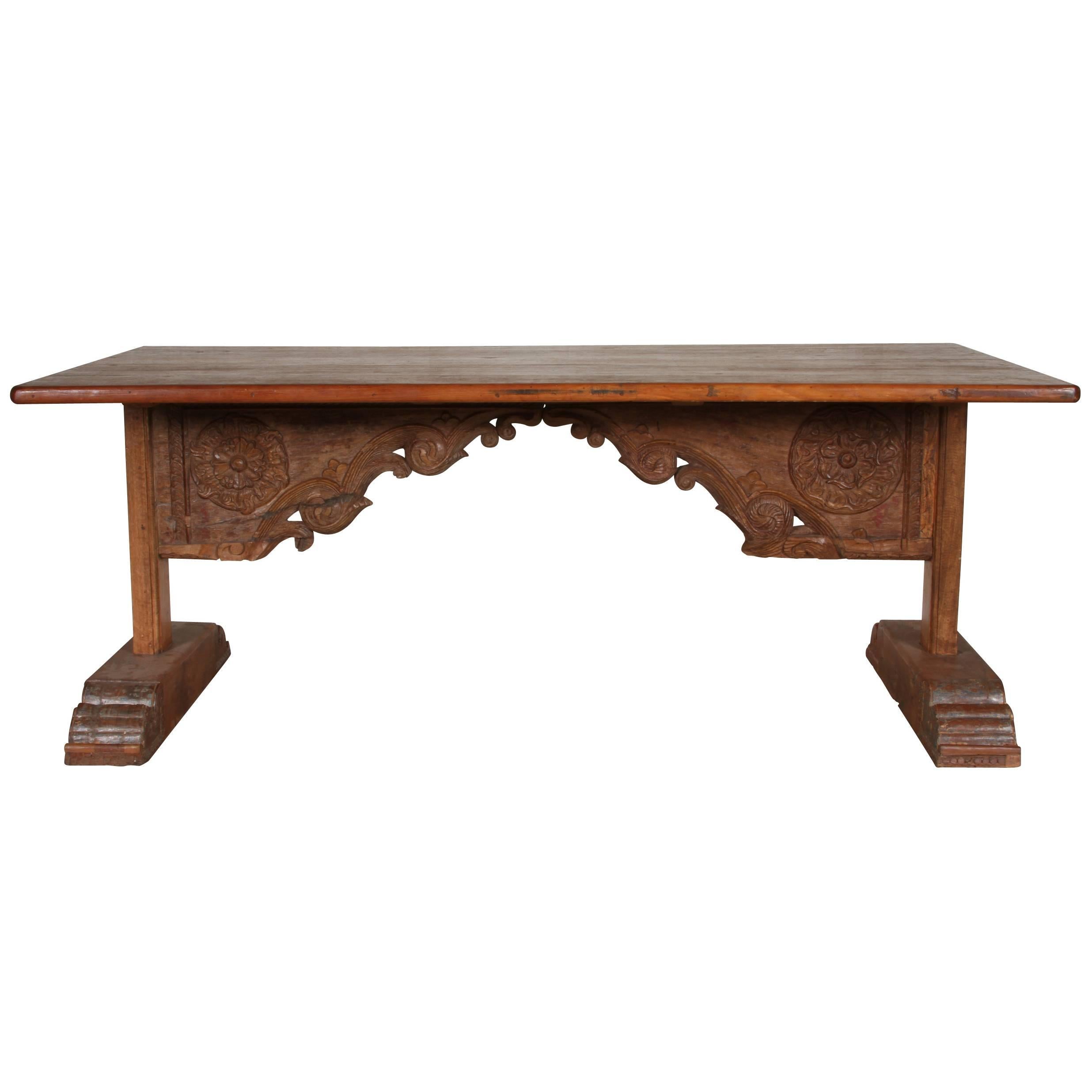 Table indienne en bois avec linoléum sculpté ancien intégré en vente