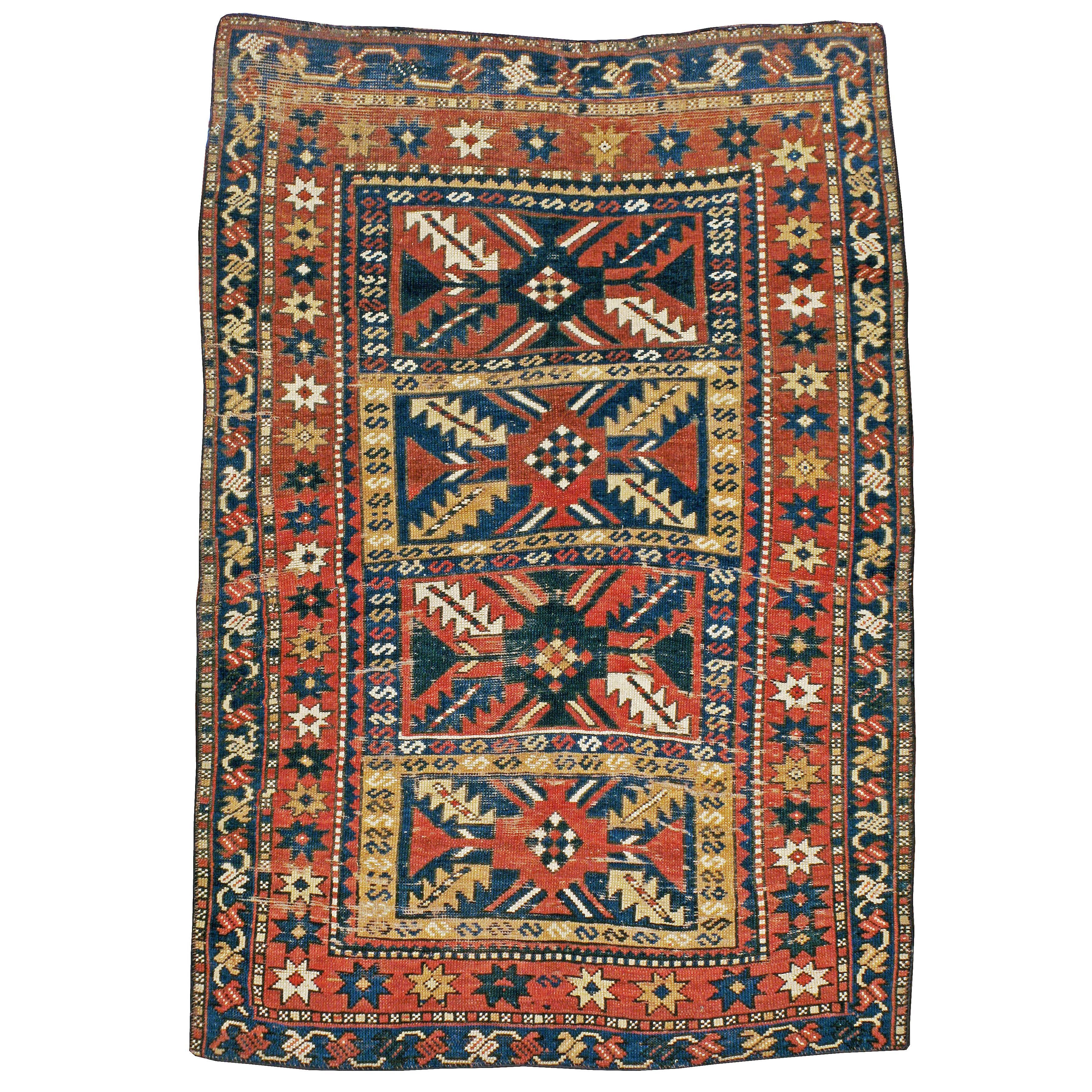 Tapis du Caucase en mauvais état avec un motif tribal en rouille, bleu foncé et crème en vente