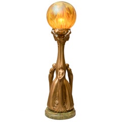 Lampe de table en bronze doré Art nouveau:: trois nus avec abat-jour en verre d'art ca. 1905