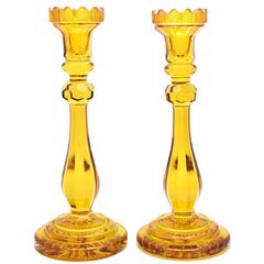 Paire de chandeliers monumentaux en cristal de Bohème taillé dans l'ambre
