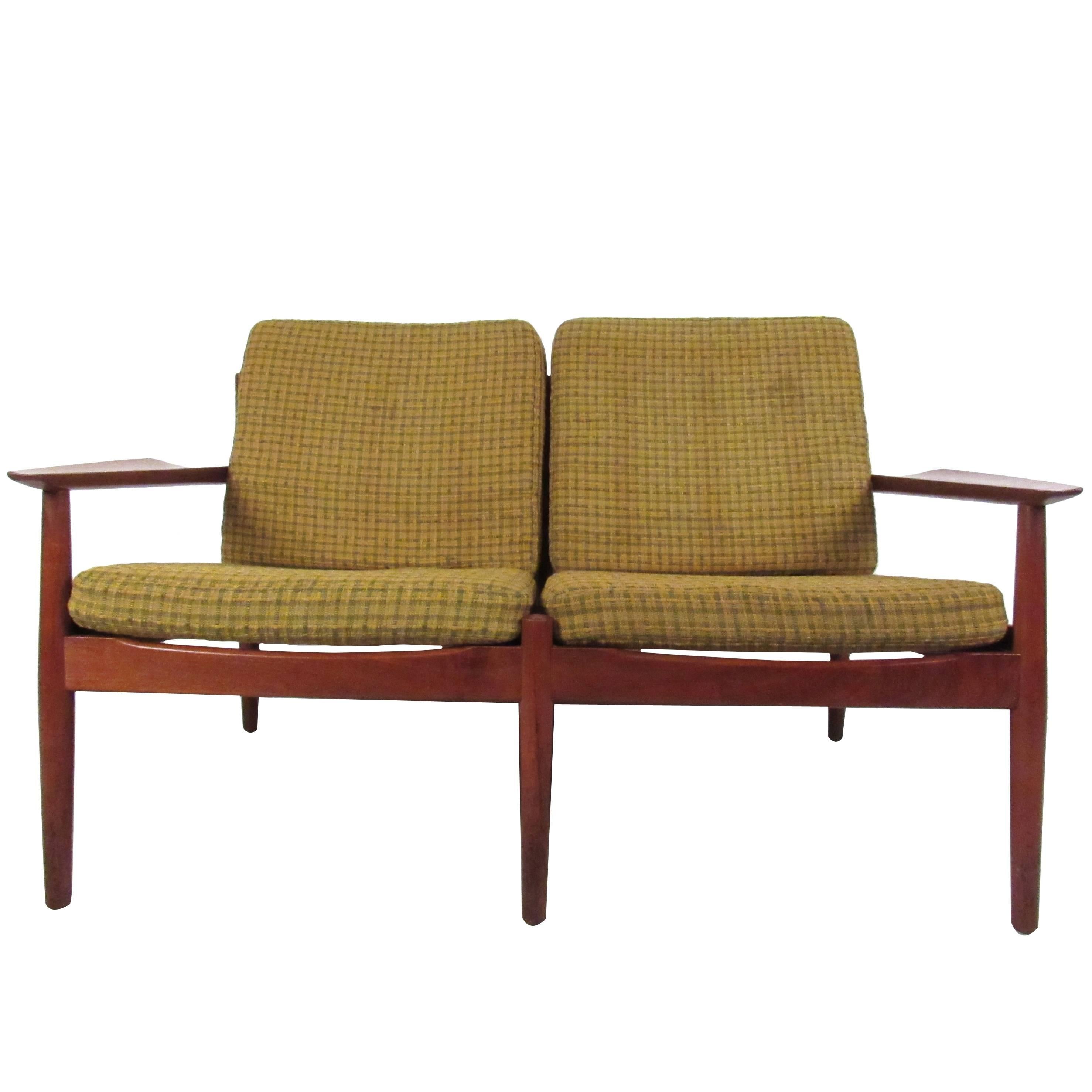  Settee scandinave moderne en teck d'Arne Vodder