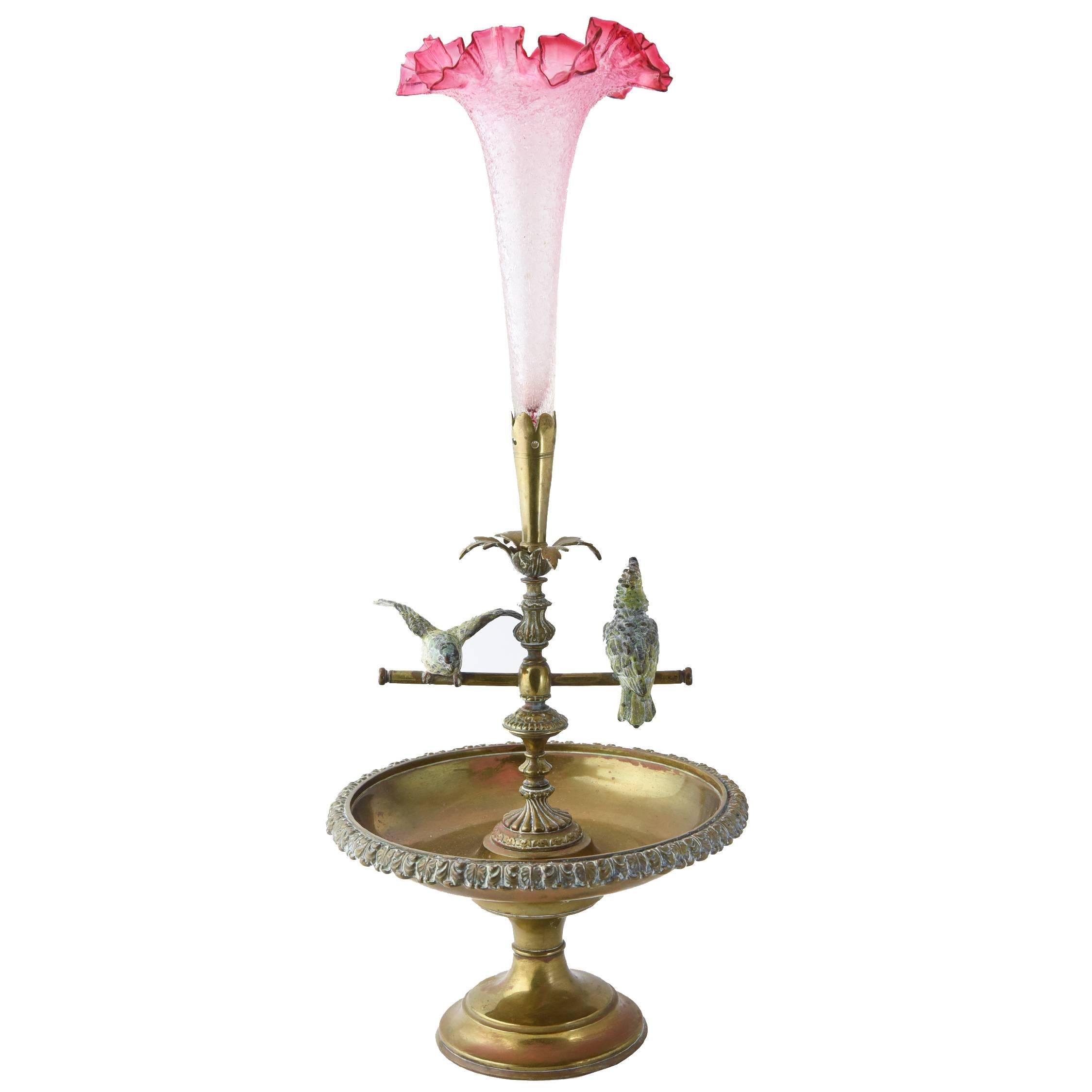 Centro de mesa Epergne con pájaro de Viena de principios del siglo XX y jarrón de cristal artístico con tulipanes
