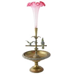 Centro de mesa Epergne con pájaro de Viena de principios del siglo XX y jarrón de cristal artístico con tulipanes