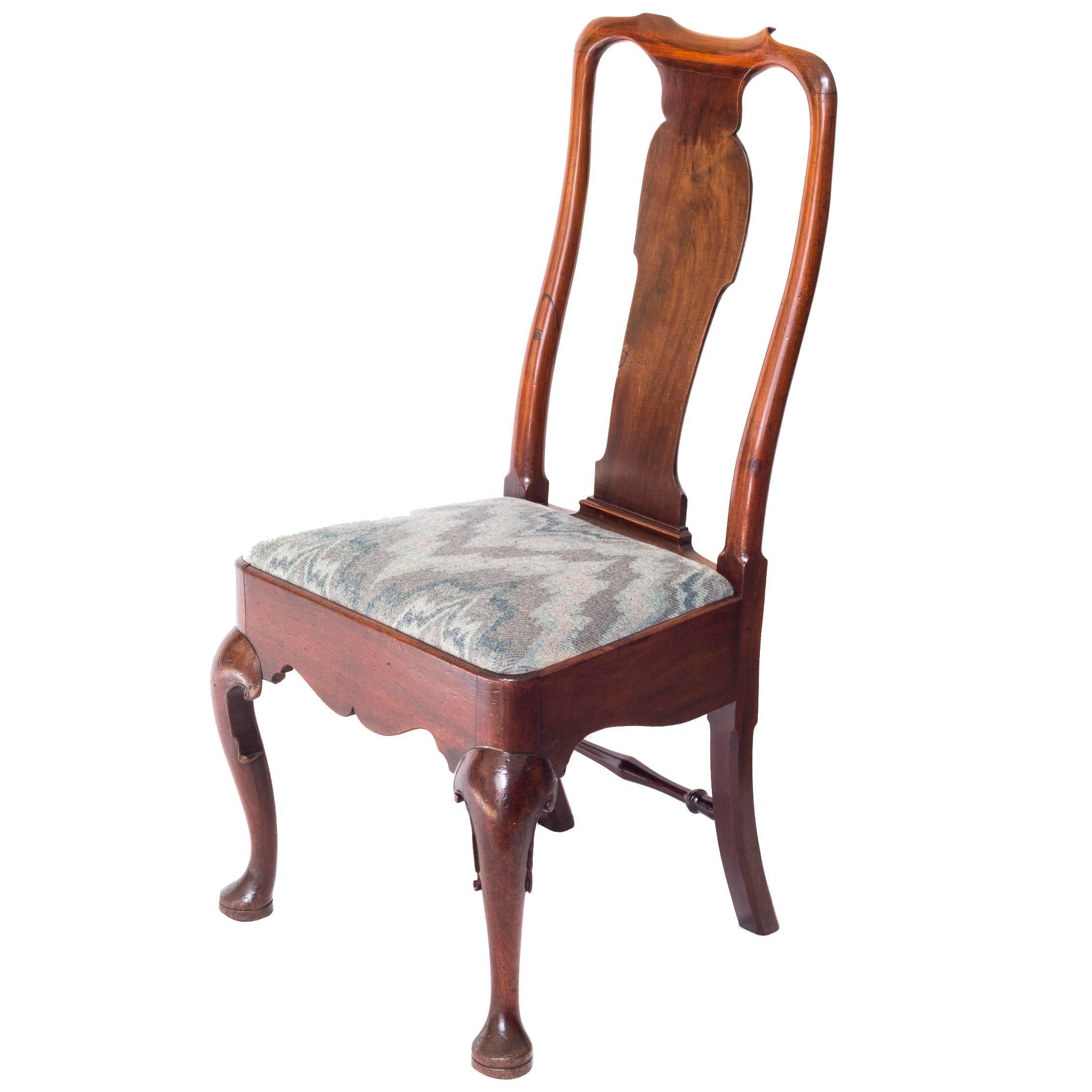 A good George II period side chair in Cuban mahogany, having a well-curved back with scrolled dished toprail above a solid vase-shaped splat, above a padded drop-in seat covered in floral damask, above the shaped apron, raised on well-shaped