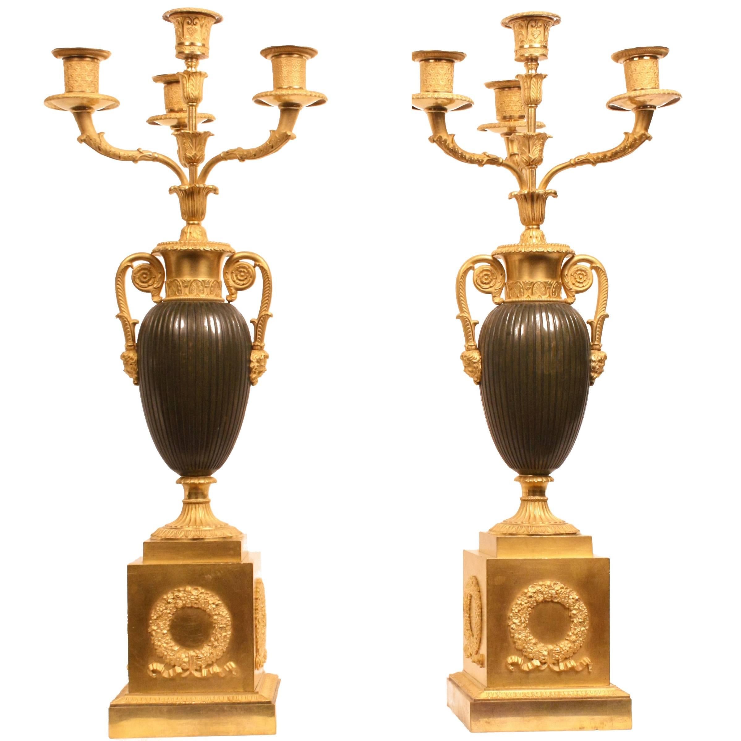 Paar französische Kandelaber aus vergoldeter Bronze aus dem frühen 19. Jahrhundert
