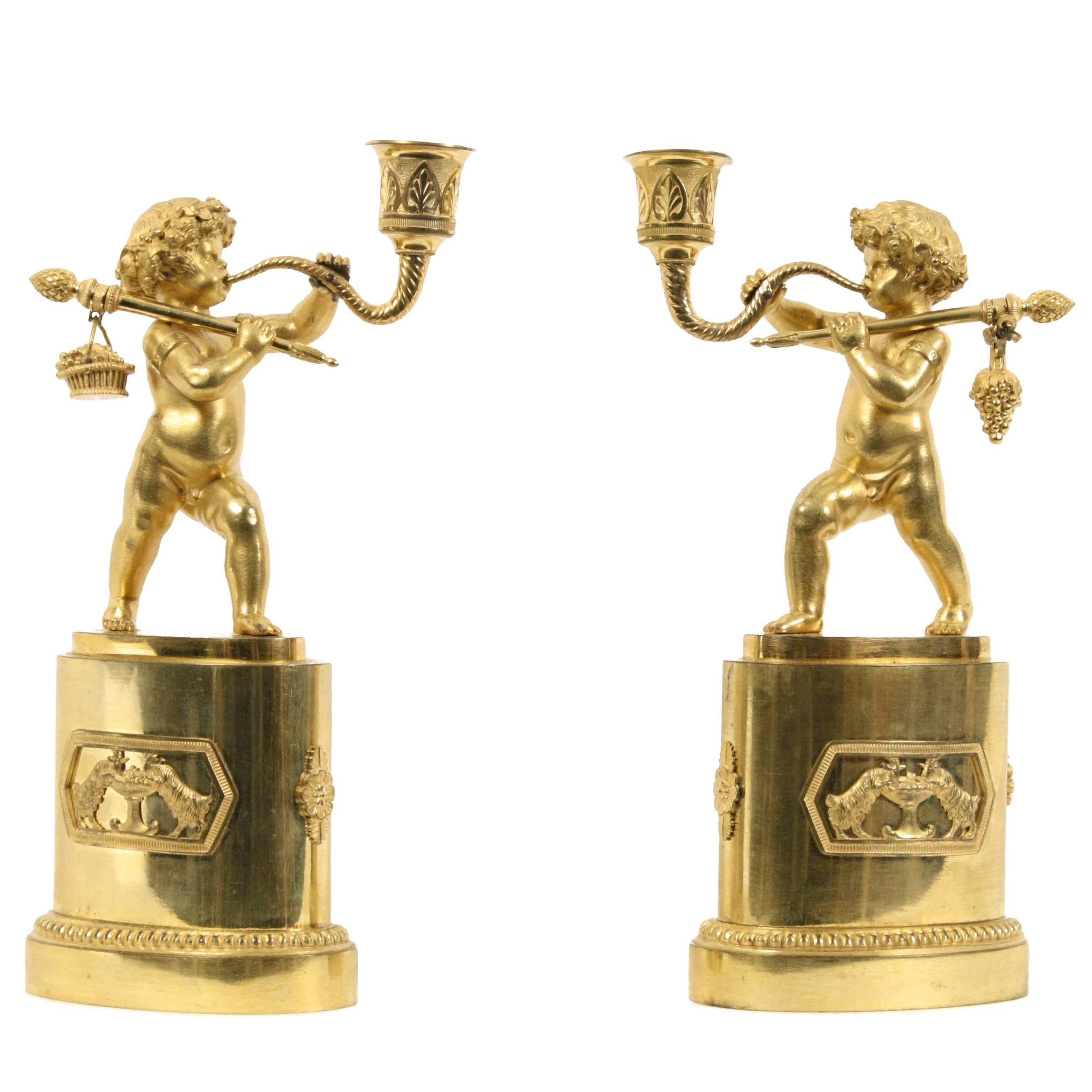 Paar französische figurale Kerzenständer aus vergoldeter Bronze im Angebot