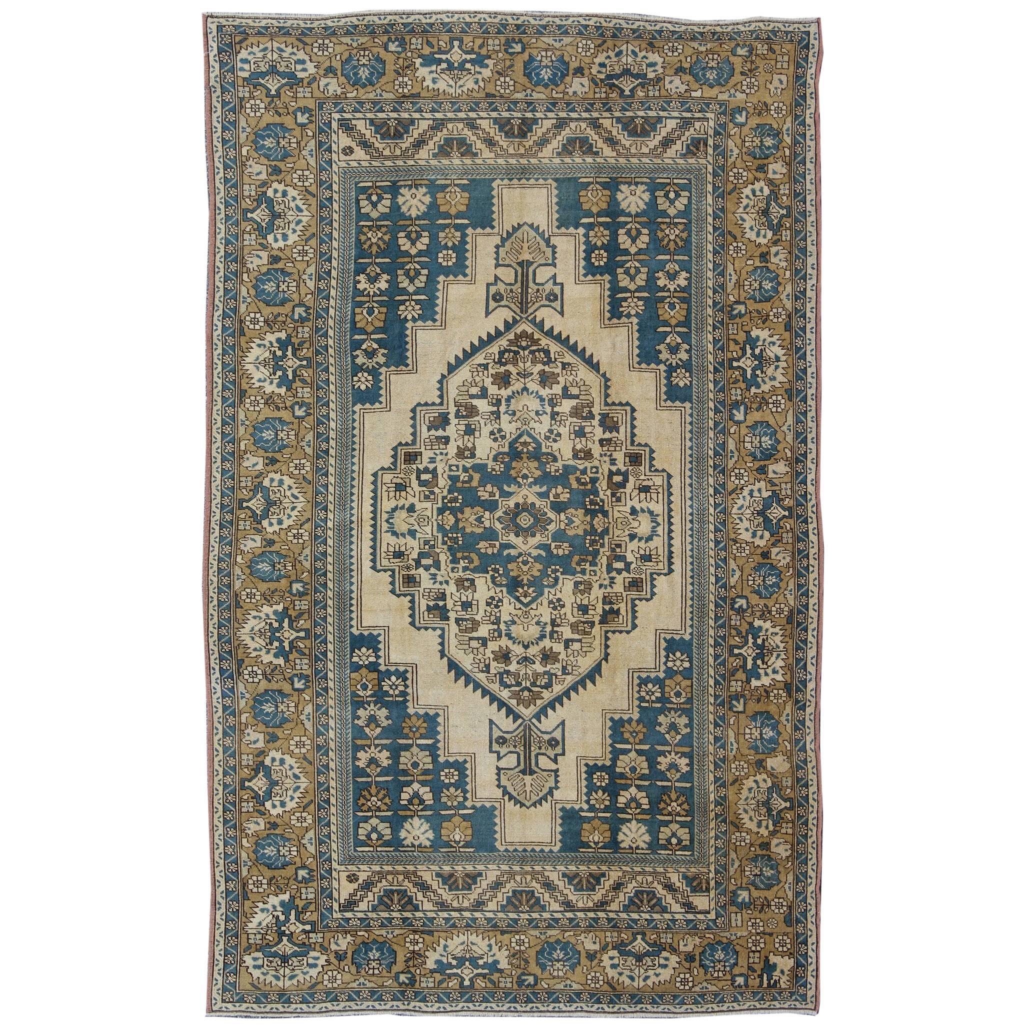 Alfombra Turca Vintage con Diseño Geométrico en Colores Azul, Dorado y Crema en venta