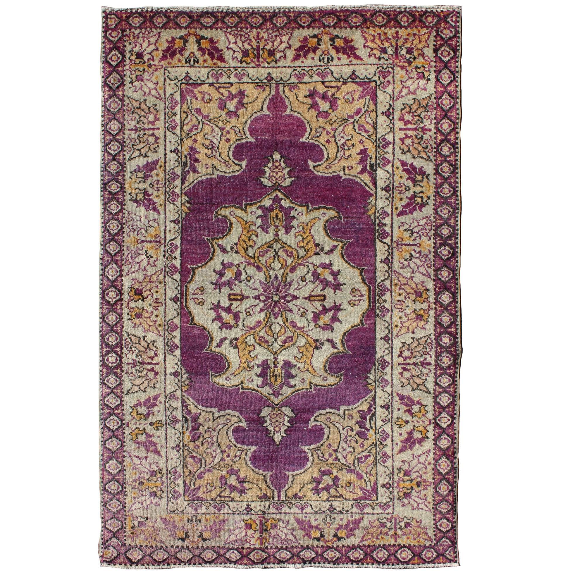 Türkischer Oushak-Teppich in Violett im Vintage-Stil mit traditionellem Medaillon-Design 